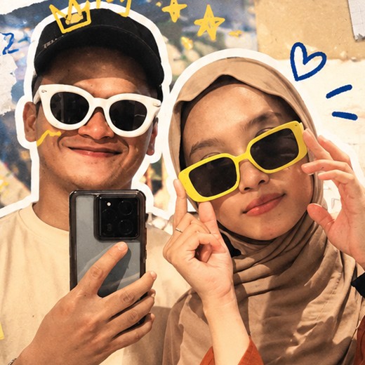 Reza dan Atika pakai kacamata hitam